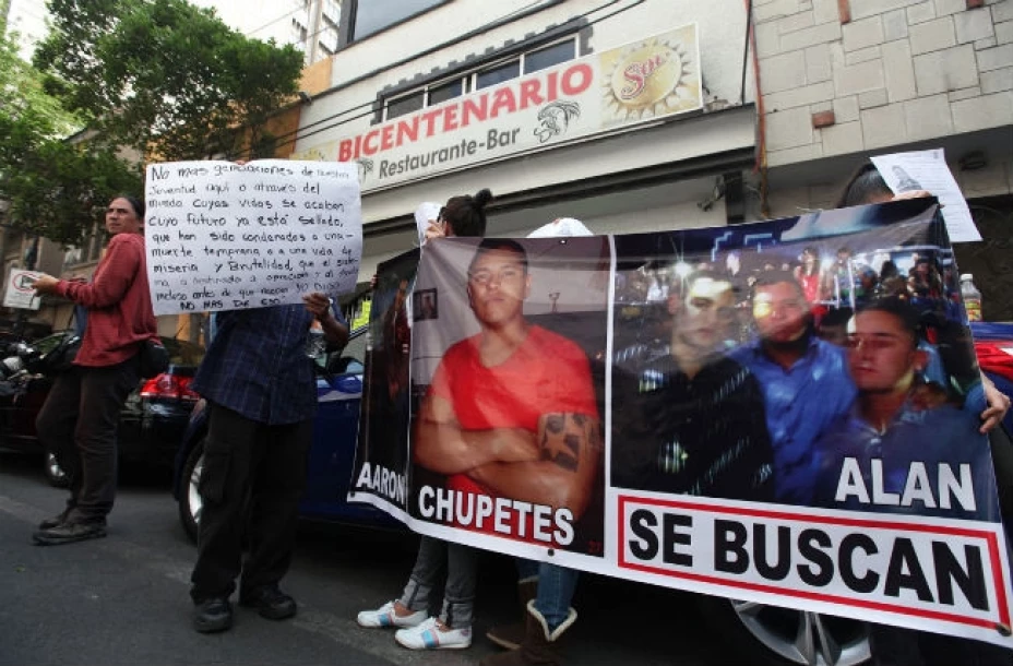 Los familiares acompañados de representantes de la Secretaría de Gobierno del Distrito Federal y de la Comisión de Derechos Humanos