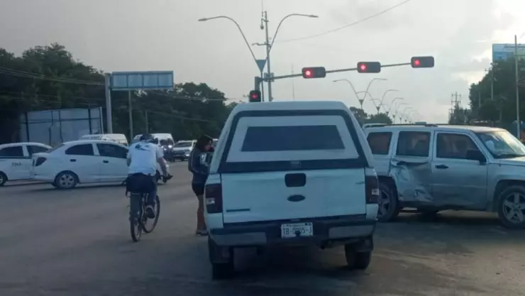 Accidente vehicular en la Avenida López Portillo de Cancún