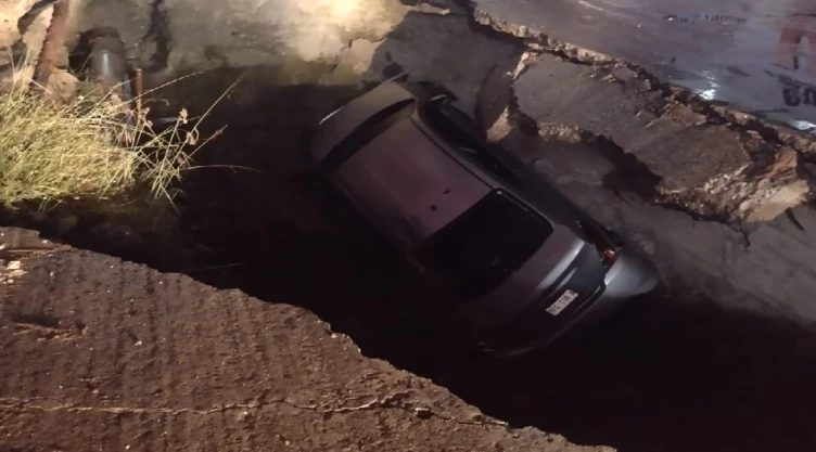 Auto cae a socavón en Veracruz.jpg