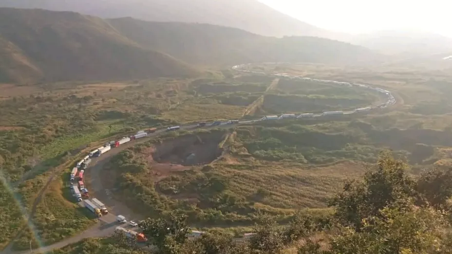 VIDEO: Captan tráfico paralizado en la autopista Puebla-Orizaba tras accidente de tráiler hoy domingo