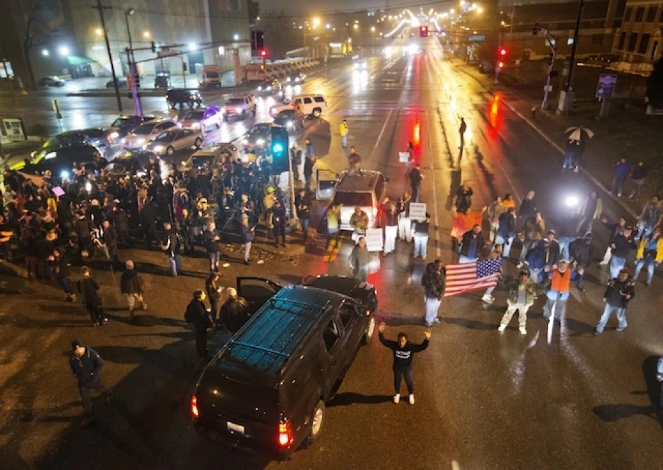 Manifestantes en St. Louis, Missouri, el 23 de noviembre del 2014, en protesta por la muerte de tiros de un joven de raza negra a manos de la policía