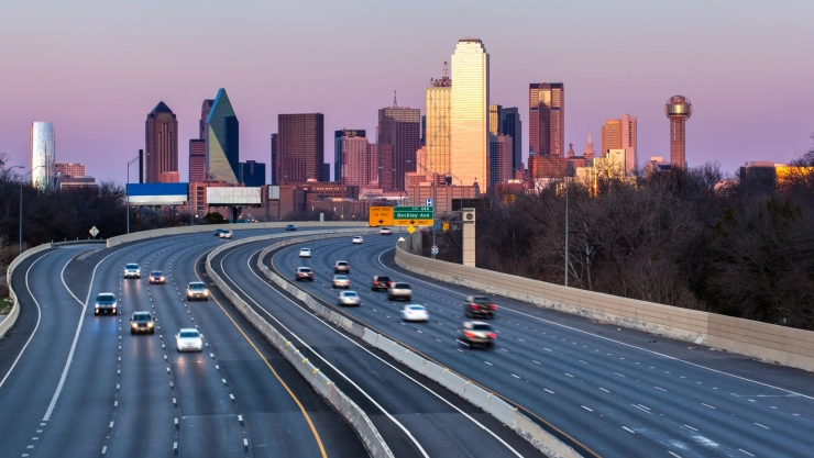 Autos circulando por autopista de Dallas, Texas