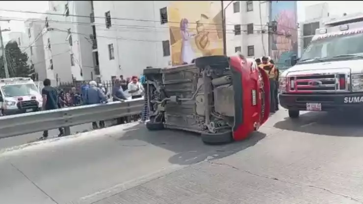 Volcadura Periférico Ecológico 9 abril