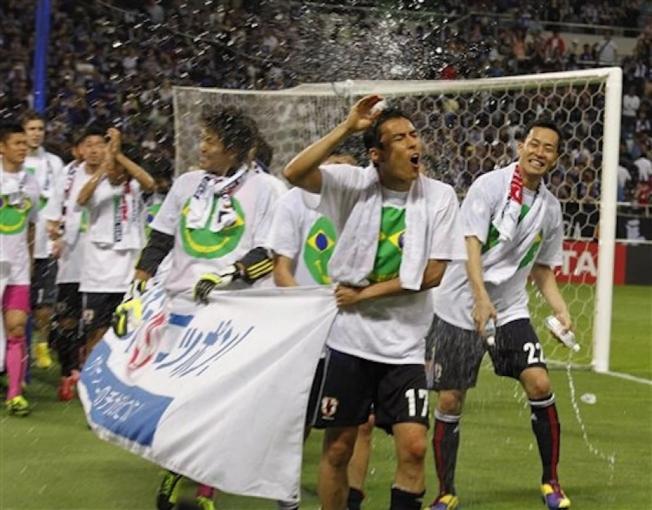 Los jugadores de Japón festejan tras clasificarse al Mundial de Brasil