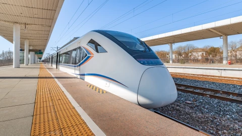 Tren bala en una estación