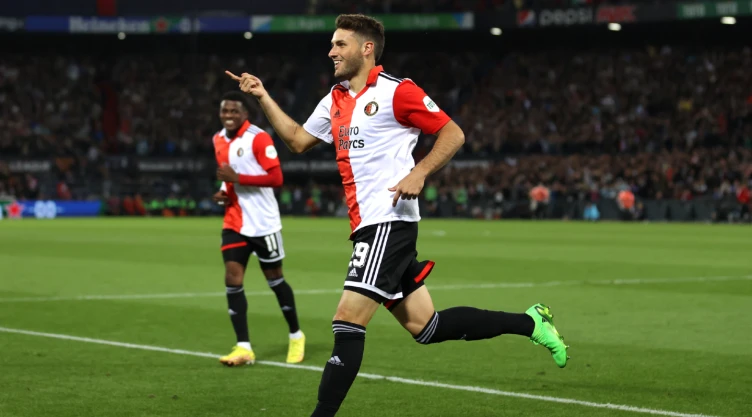 Santiago Giménez celebra un gol con el Feyenoord