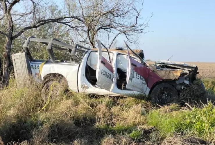 Unidad de la Guardia Estatal vuelca en carretera Reynosa-San Fernando en Tamaulipas.