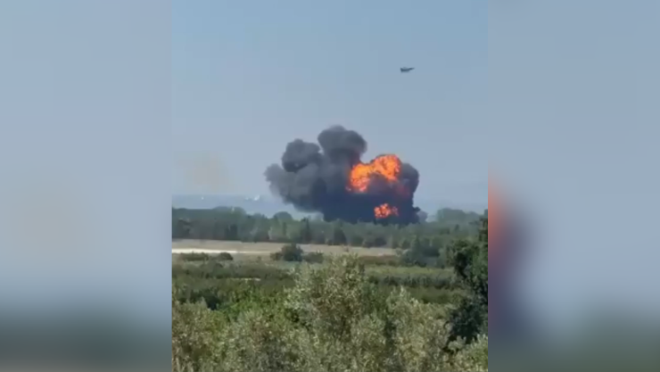 Captan momento exacto en que avión militar se estrella y se incendia HOY en Turquía