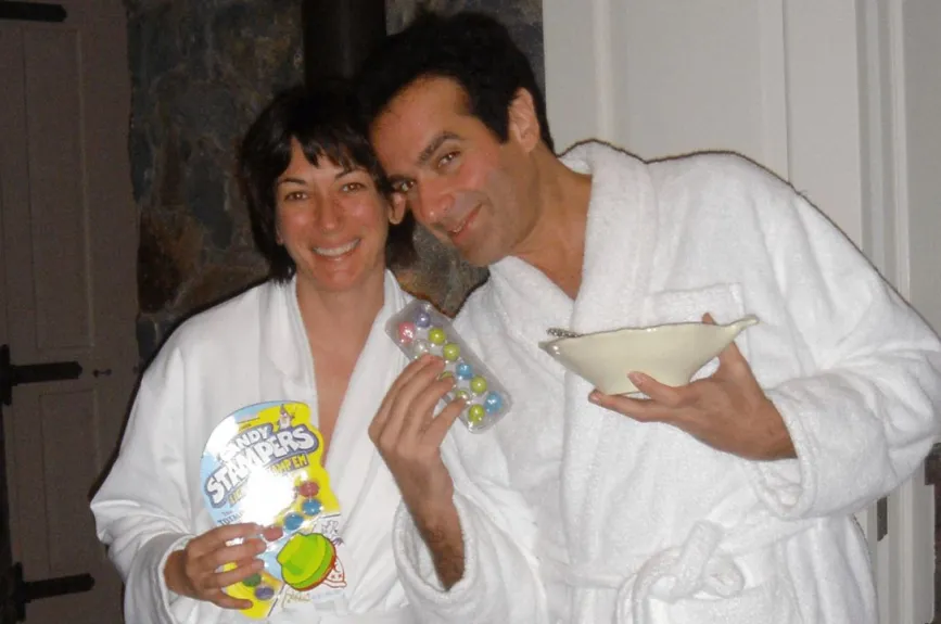 Ghislaine Maxwell posa con David Copperfield en esta imagen publicada por el Departamento de Justicia en Washington, D.C., EE. UU., el 19 de diciembre de 2025, como parte de un nuevo conjunto de documentos de sus investigaciones sobre el difunto financista y delincuente sexual convicto Jeffrey Epstein