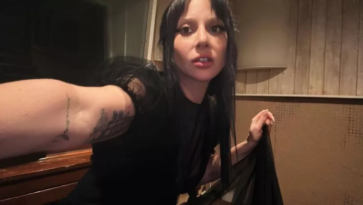 Lady Gaga enfrenta fallo de micrófono en Coachella 2025