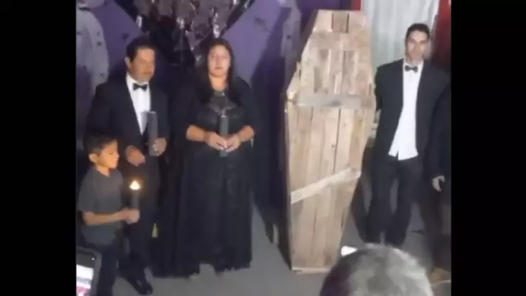 quinceañera en ataúd