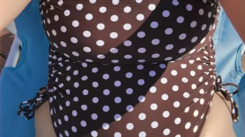 Los bikinis polka dots pueden equilibrar las figuras tipo pera