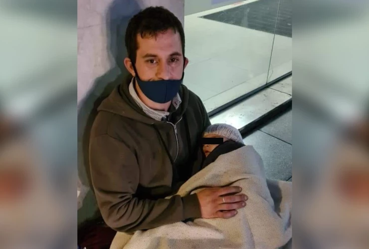 empleo_bebe_en_brazos_redes_sociales