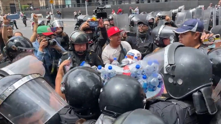 Pelea entre policías y comerciantes ambulantes en el centro de CDMX deja 8 servidores públicos heridos