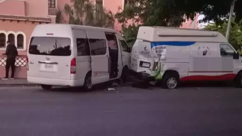 Fuerte accidente en la calle 60 deja dos camioneta con graves daños hoy 6 de diciembre de 2024