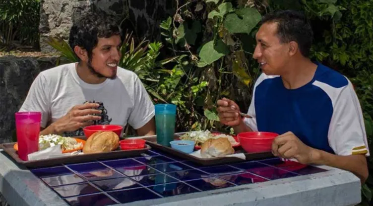 Estudiantes de la UNAM comiendo.