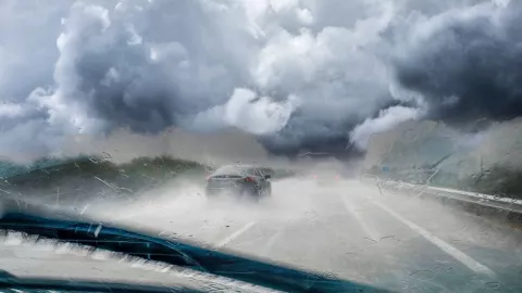 Peligros por la combinación del primer frente frio y la temporada de huracanes en México