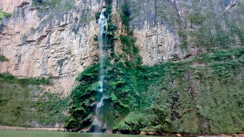 Cascada Árbol de Navidad en el Cañón del Sumidero en Chiapas