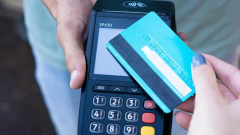 Ladrones asaltan a jóvenes en la autopista Puebla-Atlixco, con una terminal bancaria