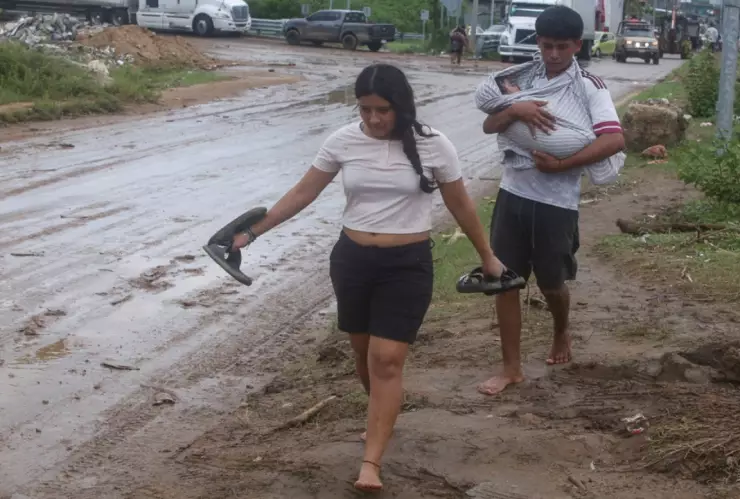 El agua de la inundación ya está bajando, pero todavía persiste el lodo en las calles de Acapulco.