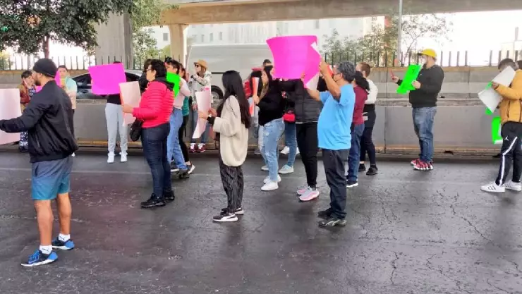 Manifestantes realizan bloqueo en Periférico Norte.