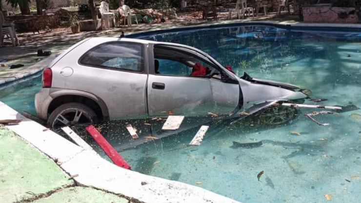 Auto pierde el control y cae dentro de una piscina, en Mérida