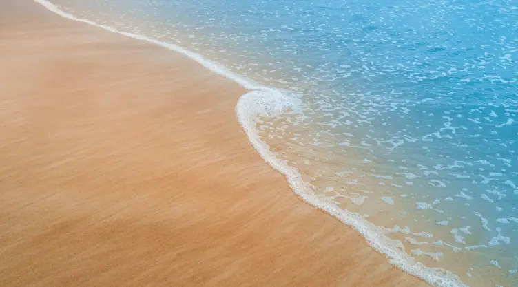 La arena y el agua cristalina de esta hermosa playa
