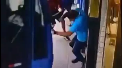 Un peatón es atropellado después de que un autobús pierde.jpg