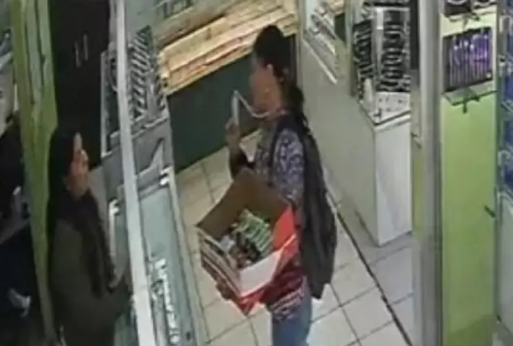 Mujer se hace pasar por muda, pero es decubierta al decir “buenas tardes”