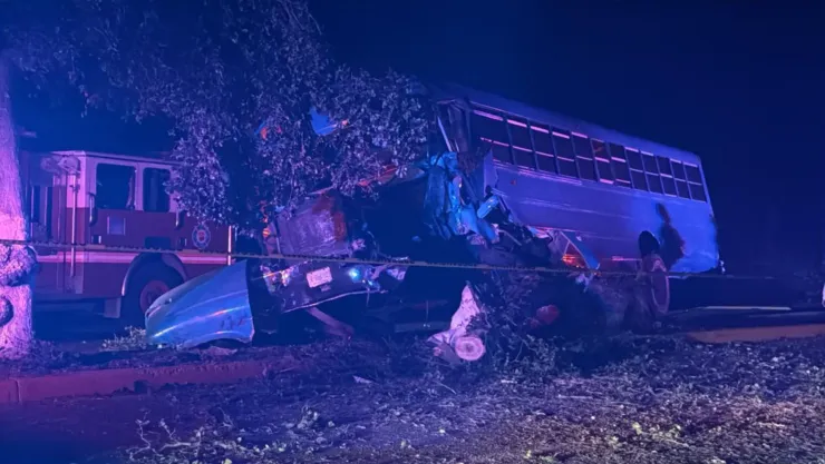 Chocan camión de jornaleros y un auto en Yebavito, Navolato