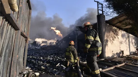 Confirman 2 muertos y un desaparecido en el voraz incendio y explosión de una fábrica de aerosoles en El Álamo