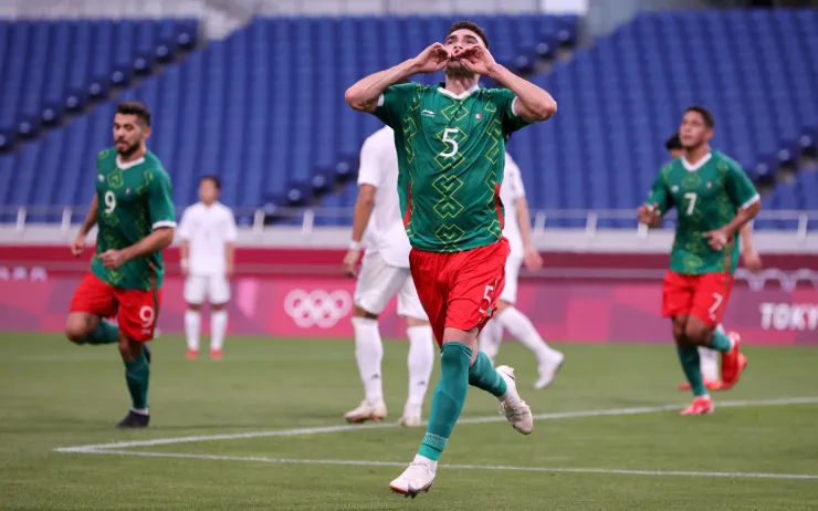 Johan Vásquez celebra un gol en Tokyo 2020