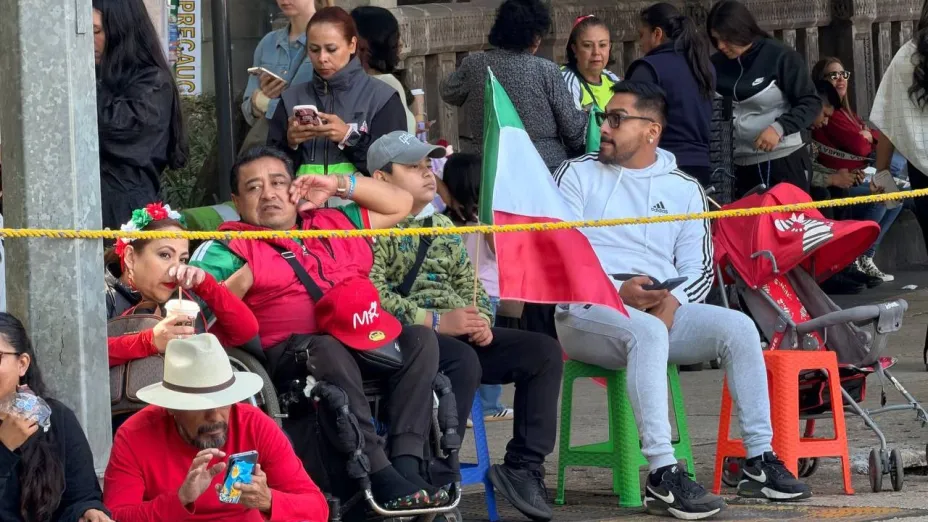 Ciudadanos se reúnen en Paseo de la Reforma para el Desfile Militar 2026