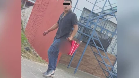 Captan a hombre caminando con cabeza humana en Coatepec