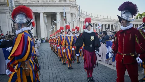 Guardias suizos bajan a la plaza de San Pedro tras humo blanco en el Vaticano