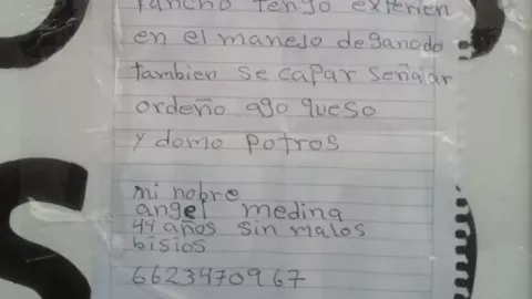 Ángel Medina de 44 años decidió hacer su currículum a mano.