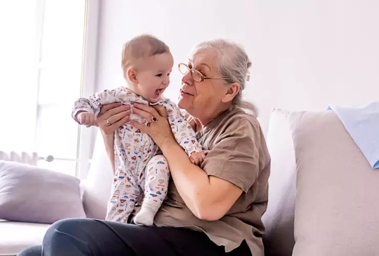 Abuela pide 400 pesos por hora para cuidar a su nieta