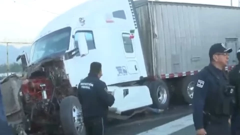 Tráiler-robado-provoca-persecución_-violento-accidente-y-caos-vial-en-caseta-de-Tepotzotlán-de-la-Mé.webp