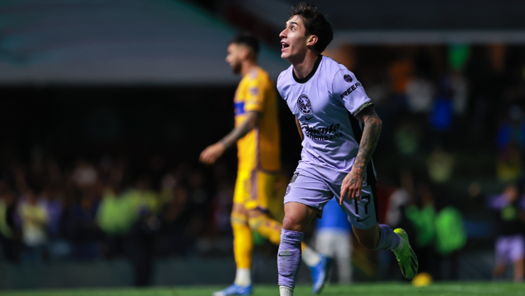 Alejandro Zendejas celebra un gol con América