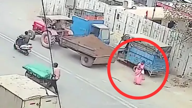 Tractor en reversa arrolla a mujer en India