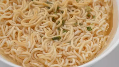 Joven hospitalizado por comer sopa instantánea
