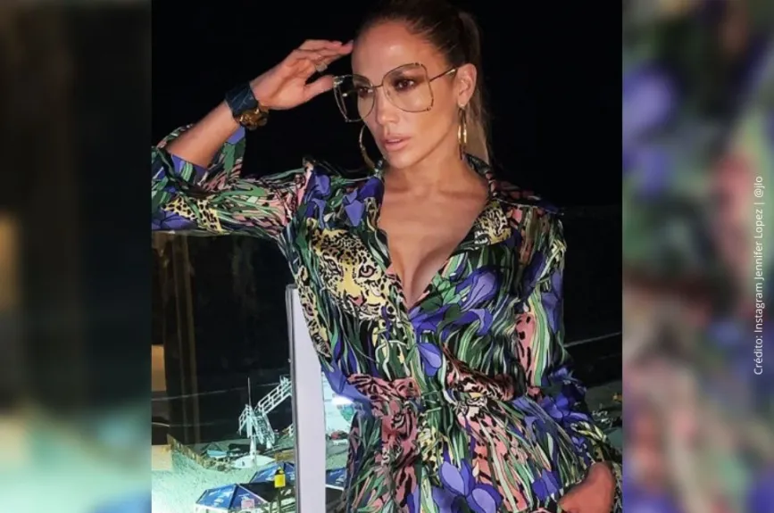JLo con una toalla en la cabeza..jpg