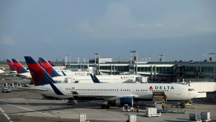 Avión de Delta Air Lines se incendia en aeropuerto de Orlando