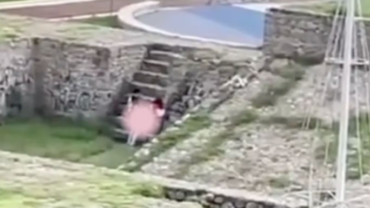 Graban a pareja teniendo intimidad en un recinto prehispánico