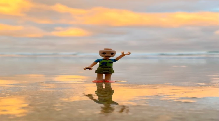 Piezas de Lego en la arena de una playa.