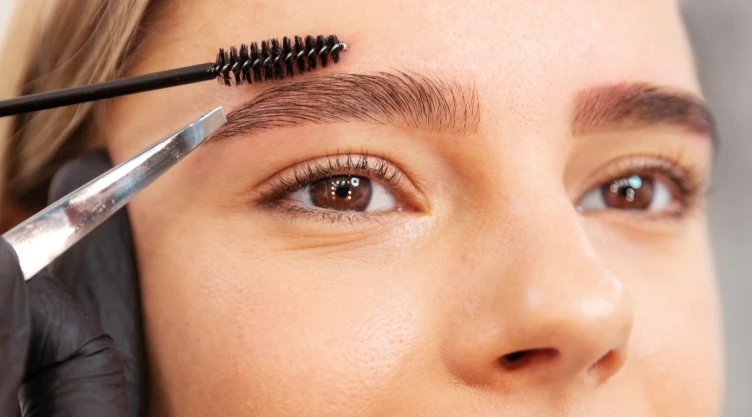 /estilo-de-vida/cejas-finas-peinarlas-mirada-definida