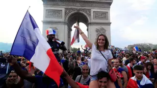 “Es asombroso lo que han hecho”, dijo Josh, de 41 años, que viajó de Bretaña a París para ver el partido. “Pogba, Mbappé, Grizou, están en la cima del mundo”, destacó, nombrando a sus futbolistas favoritos.