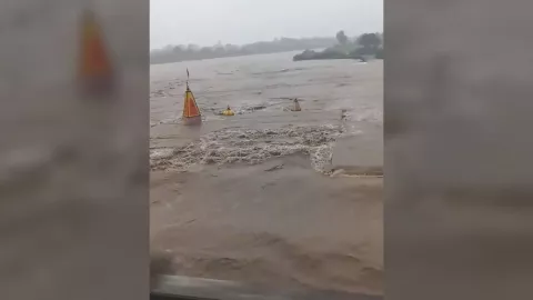Un templo quedó bajo el agua tras la furia del río Chambal.jpg