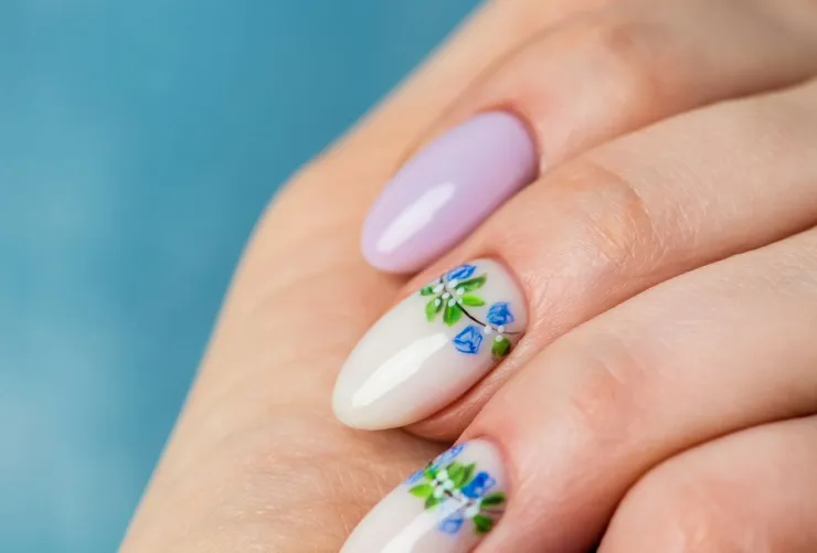 ideas de uñas estilo cloud dancer con toque de color