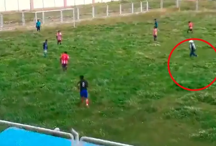 Partido fútbol malas condiciones